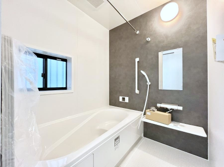@`Bath Room`@L΂ē邱Ƃ\I̔MdȃoX^CłBqlƂꏏł\ȍLȂ̂ŁArOƂ͈ƑcR̂ЂƎy݂܂B