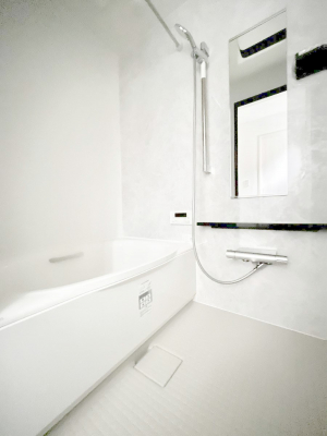 @`Bath Room`@ƑL΂ē邱Ƃ\I̔MdȃoX^CłBqlƂꏏł\ȍLȂ̂ŁArOƂ͈ƑcR̂ЂƎy݂܂B
