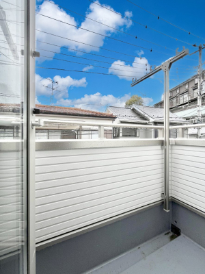 oRj[@`Balcony`@傫ȋɈ͂܂ꂽĈƁBoRj[`ň|IȊJɕ܂܂BoRj[͗z݂zc󕨂C悭Ƃł܂B
