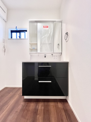 ʑEʏ@P`Dressing Room`@\ȑ傫̐ʑ͎[鎖ȂAgȂ݃`FbN⎕ȂǁA̍QԂłzeCNȃXy[Xŗ]TƂƂĒ܂B