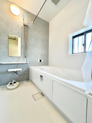 @f`Bath Room`@t̃oX[́Ǎ薾邭C̗ǂԂłB邱ƂŁACǍDB芰oX[ŁÃoX^Cy݂ɂȂ肻łB