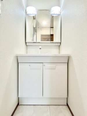 ʑEʏ@f`Dressing Room`  FœꂳĂƁAXbLƐۂ܂B̗ɂ͂ՂƎ[Xy[XWÍAVv@\dāB