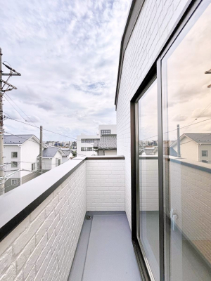 oRj[@`Balcony`  oRj[͉z݁Azc󕨂C悭Ƃł܂B  g₷JIȃoRj[łzՂ~蒍AoRj[tZ܂B  