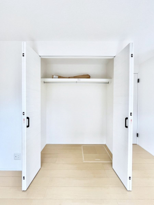 [@`Closet`@ǖʃN[[bg΃^XuKvȂAôȂXbLԂێł܂BꂽXy[XLɊpłBG߂̈ߗނ̕iȂǂՂ[o܂ˁ