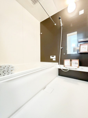 @T`Bath Room`  LXƂ͋C̗ǂoX[B  qlƈꏏɂCɓy݁Avöy[W܂؂ȏuԁB  X̔tbVłłB