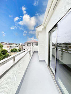 oRj[@R`Balcony`@傫ȋɈ͂܂ꂽĈƁBoRj[`ň|IȊJɕ܂܂BoRj[͗z݂zc󕨂C悭Ƃł܂B