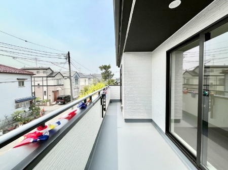 oRj[@`Balcony`@̃oRj[̑Oɂ͉_ȊOɑzՂ̂܂B󕨂₷A薾邭ĈĂ܂Bg₷JIȃoRj[ł