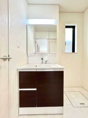 ʑEʏ@`Dressing Room`@\ȑ傫̐ʑ͎[鎖ȂAgȂ݃`FbN⎕ȂǁA̍QԂłzeCNȃXy[Xŗ]TƂƂĒ܂B