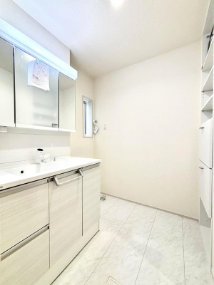 ̑@2`Dressing Room`  \ȑ傫̐ʑ͎[鎖ȂAgȂ݃`FbN⎕ȂǁA̍QԂłzeCNȃXy[Xŗ]TƂƂĒ܂B