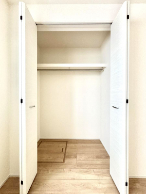 [@2`Closet`@ǖʃN[[bg΃^XuKvȂAôȂXbLԂێł܂BꂽXy[XLɊpłBG߂̈ߗނ̕iȂǂՂ[o܂ˁ