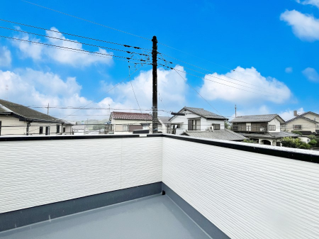 oRj[@`Balcony`@傫ȋɈ͂܂ꂽĈƁBoRj[`ň|IȊJɕ܂܂BoRj[͗z݂zc󕨂C悭Ƃł܂B