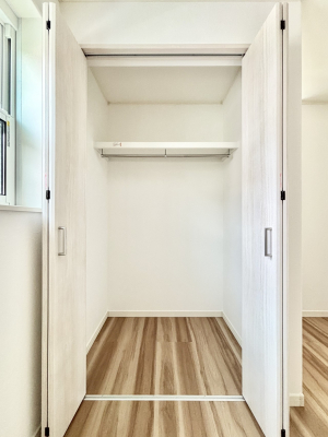 [@`Closet`@ǖʃN[[bg΃^XuKvȂAôȂXbLԂێł܂BꂽXy[XLɊpłBG߂̈ߗނ̕iȂǂՂ[o܂ˁ