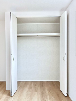 [@`Closet`@ǖʃN[[bg΃^XuKvȂAôȂXbLԂێł܂BꂽXy[XLɊpłBG߂̈ߗނ̕iȂǂՂ[o܂ˁ