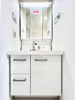ʑEʏ@`Dressing Room`  FœꂳĂƁAXbLƐۂ܂B  ̗ɂ͂ՂƎ[Xy[XWI  ́AVv@\dāB