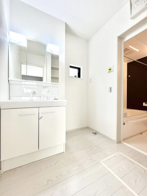 ̑@2`Dressing Room`@邭pE_[[Bgꏊ炱AKȋԂƂȂĂ܂BVv[hbT[̗pĂ܂̂ŁAVyɏo܂B