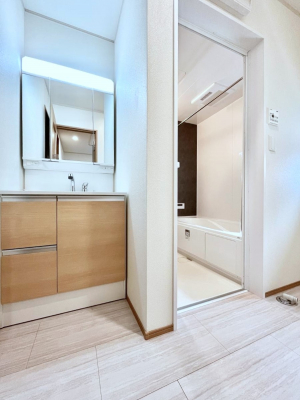̑@R`Dressing Room`  \ȑ傫̐ʑ͎[鎖ȂAgȂ݃`FbN⎕ȂǁA̍QԂłzeCNȃXy[Xŗ]TƂƂĒ܂B