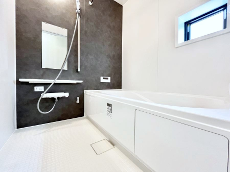 @R`Bath Room`  LXƂ͋C̗ǂoX[BqlƈꏏɂCɓy݁Avöy[W܂؂ȏuԁBX̔tbVłłB