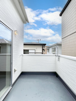 oRj[@`Balcony`@̃oRj[̑Oɂ͉_ȊOɑzՂ̂܂B󕨂₷A薾邭ĈĂ܂BƑS̐󕨂CɊ܂B