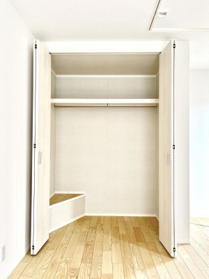 [@`Closet`@ǖʃN[[bg΃^XuKvȂAôȂXbLԂێł܂BꂽXy[XLɊpłBG߂̈ߗނ̕iȂǂՂ[o܂ˁ