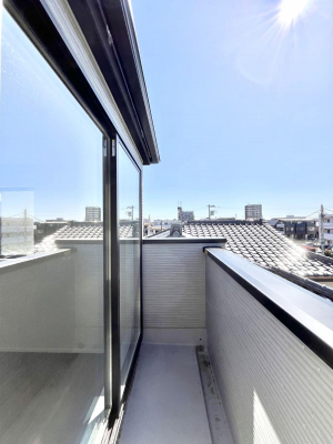 oRj[@`Balcony`  傫ȋɈ͂܂ꂽĈƁBoRj[`ň|IȊJɕ܂܂B  oRj[͗z݂zc󕨂C悭Ƃł܂B