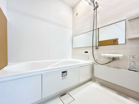 @`Bath Room`@L΂ē邱Ƃ\I̔MdȃoX^CłBqlƂꏏł\ȍLȂ̂ŁArOƂ͈ƑcR̂ЂƎy݂܂B