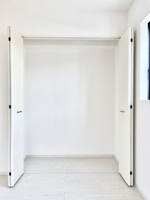 [@`Closet`@ǖʃN[[bg΃^XuKvȂAôȂXbLԂێł܂BꂽXy[XLɊpłBG߂̈ߗނ̕iȂǂՂ[o܂ˁ