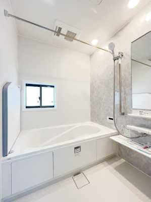 @P`Bath Room`  LXƂ͋C̗ǂoX[B  qlƈꏏɂCɓy݁Avöy[W܂؂ȏuԁB  X̔tbVłłB