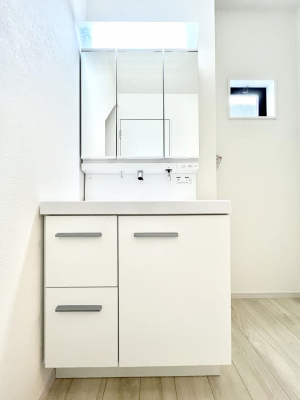 ʑEʏ@`Dressing Room`@\ȑ傫̐ʑ͎[鎖ȂAgȂ݃`FbN⎕ȂǁA̍QԂłzeCNȃXy[Xŗ]TƂƂĒ܂B