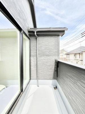 oRj[@`Balcony`@̃oRj[̑Oɂ͉_ȊOɑzՂ̂܂B󕨂₷A薾邭ĈĂ܂Bg₷JIȃoRj[ł
