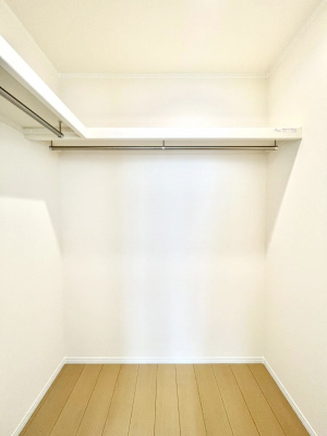 ̑@P`Walk-in Closet`@̗mĂVɂȂɂEH[NCN[[bgBmȊOɂAigȂƓdX[cP[XAXgbNiȂǉłЕtԂłB