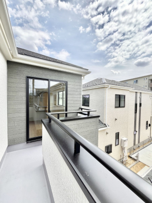 oRj[@`Balcony`@̃oRj[̑Oɂ͉_ȊOɑzՂ̂܂B󕨂₷A薾邭ĈĂ܂Bg₷JIȃoRj[ł