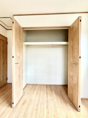 [@`Closet`@ǖʃN[[bg΃^XuKvȂAôȂXbLԂێł܂BꂽXy[XLɊpłBG߂̈ߗނ̕iȂǂՂ[o܂ˁ
