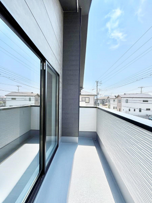 oRj[@P`Balcony`@̃oRj[̑Oɂ͉_ȊOɑzՂ̂܂B󕨂₷A薾邭ĈĂ܂BƑS̐󕨂CɊ܂B