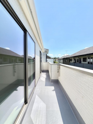 oRj[@`Balcony`@̃oRj[̑Oɂ͉_ȊOɑzՂ̂܂B󕨂₷A薾邭ĈĂ܂Bg₷JIȃoRj[ł
