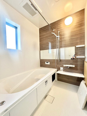 @A`Bath Room`  LXƂ͋C̗ǂoX[BqlƈꏏɂCɓy݁Avöy[W܂؂ȏuԁBX̔tbVłłB