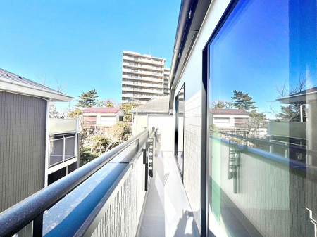 oRj[@A`Balcony`@̃oRj[̑Oɂ͉_ȊOɑzՂ̂܂B󕨂₷A薾邭ĈĂ܂Bg₷JIȃoRj[ł