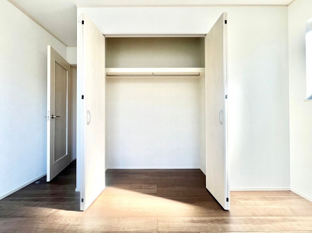 [@A`Closet`@ǖʃN[[bg΃^XuKvȂAôȂXbLԂێł܂BꂽXy[XLɊpłBߗނ̕iȂǂՂ[o܂ˁ