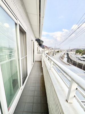 oRj[@`Balcony`  傫ȋɈ͂܂ꂽĈƁBoRj[`ň|IȊJɕ܂܂B  oRj[͗z݂zc󕨂C悭Ƃł܂B