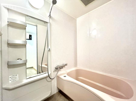 @`Bath Room`@L΂ē邱Ƃ\I̔MdȃoX^CłBqlƂꏏł\ȍLȂ̂ŁArOƂ͈ƑcR̂ЂƎy݂܂B