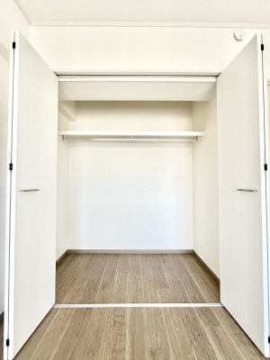 [@`Closet`@ǖʃN[[bg΃^XuKvȂAôȂXbLԂێł܂BꂽXy[XLɊpłBG߂̈ߗނ̕iȂǂՂ[o܂ˁ 