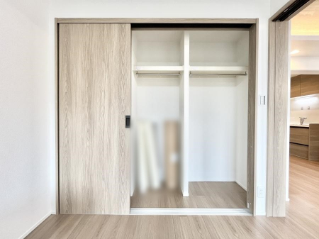 [@`Closet`@ǖʃN[[bg΃^XuKvȂAôȂXbLԂێł܂BꂽXy[XLɊpłBG߂̈ߗނ̕iȂǂՂ[o܂ˁ 