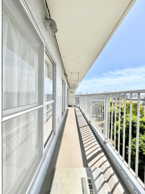 oRj[@`Balcony`@̃oRj[̑Oɂ͉_ȊOɑzՂ̂܂B󕨂₷A薾邭ĈĂ܂Bg₷JIȃoRj[ł