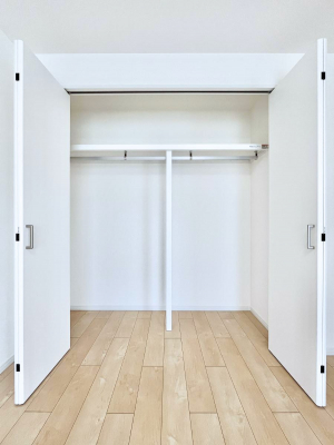 [@`Closet`@ǖʃN[[bg΃^XuKvȂAôȂXbLԂێł܂BꂽXy[XLɊpłBG߂̈ߗނ̕iȂǂՂ[o܂ˁ 