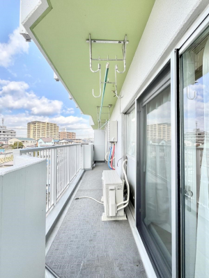 oRj[@`Balcony`@傫ȋɈ͂܂ꂽĈƁBoRj[`ň|IȊJɕ܂܂BoRj[͗z݂zc󕨂C悭Ƃł܂B