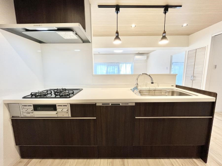 Lb`@`Kitchen`@beރrOAȂLb`BƂ́Ał͂ȂA炵AKɂꏊBΊ̖A炬̓X̂߂ɁAŐV̐ݔEdl̗pB