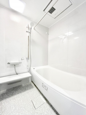 @`Bath Room`@L΂ē邱Ƃ\I̔MdȃoX^CłBqlƂꏏł\ȍLȂ̂ŁArOƂ͈ƑcR̂ЂƎy݂܂B