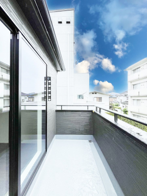 oRj[@`Balcony`@̃oRj[̑Oɂ͉_ȊOɑzՂ̂܂B󕨂₷A薾邭ĈĂ܂Bg₷JIȃoRj[ł