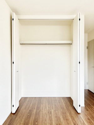 [@`Closet`@ǖʃN[[bg΃^XuKvȂAôȂXbLԂێł܂BꂽXy[XLɊpłBG߂̈ߗނ̕iȂǂՂ[o܂ˁ