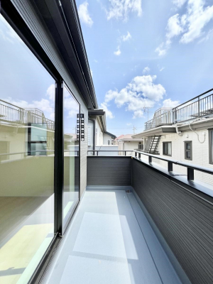 oRj[@`Balcony`  傫ȋɈ͂܂ꂽĈƁBoRj[`ň|IȊJɕ܂܂B  oRj[͗z݂zc󕨂C悭Ƃł܂B