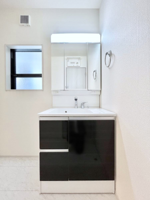 ʑEʏ@`Dressing Room`@\ȑ傫̐ʑ͎[鎖ȂAgȂ݃`FbN⎕ȂǁA̍QԂłzeCNȃXy[Xŗ]TƂƂĒ܂B